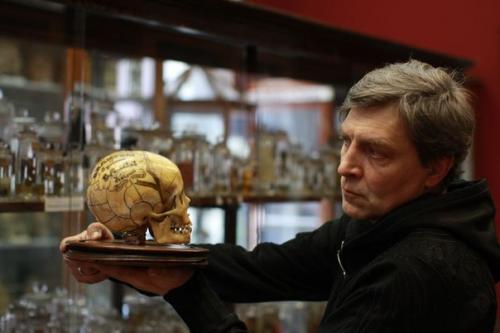 Предположим, что рядом с нами сидит китаец XIV века.