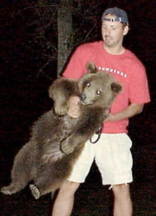 Парень двух медвежат возле мертвой медведицы нашел. 01