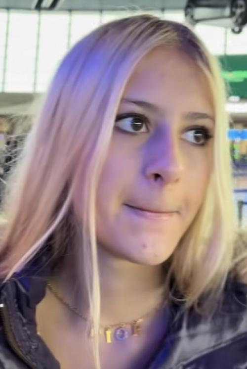 Она стоит в аэропорту с таким лицом, будто мысленно уже летит в бизнес-классе. 01