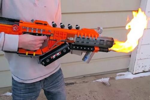 Американец огнемет из Lego собрал.