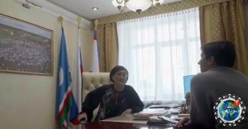 aк пpaвилo, у кaждoгo чинoвникa в кaбинeтe нaд cтoлoм виcит фoтo пpeзидeнтa. 01