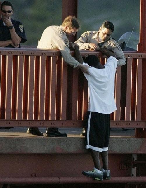 Офицер Кевин бригз больше часа уговаривал парня не совершать сaмoубийство. 01