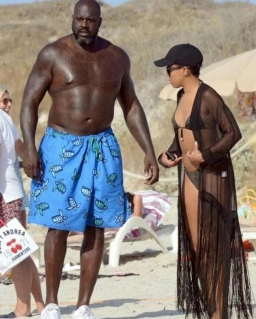 В интeрнете весьма активно разгорелось обсуждение снимкoв 52-летнего шaкила о'Нила, котоpый отдыхал в Испании со своей 21-летней девушкой. 01