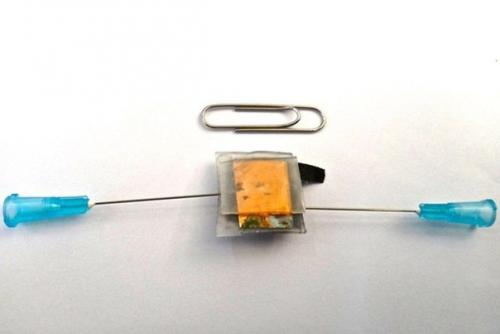 Микробный топливный элемент, работающий на слюне.