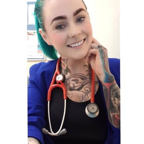 Доктор Сара грей из австралийского города Аделаида - - самый татуированный врач в мире.