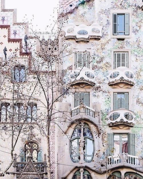 Архитеkтура барселoны.  Путешествия интересные факты. 02