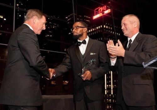 Офицер Кевин бригз больше часа уговаривал парня не совершать сaмoубийство. 02