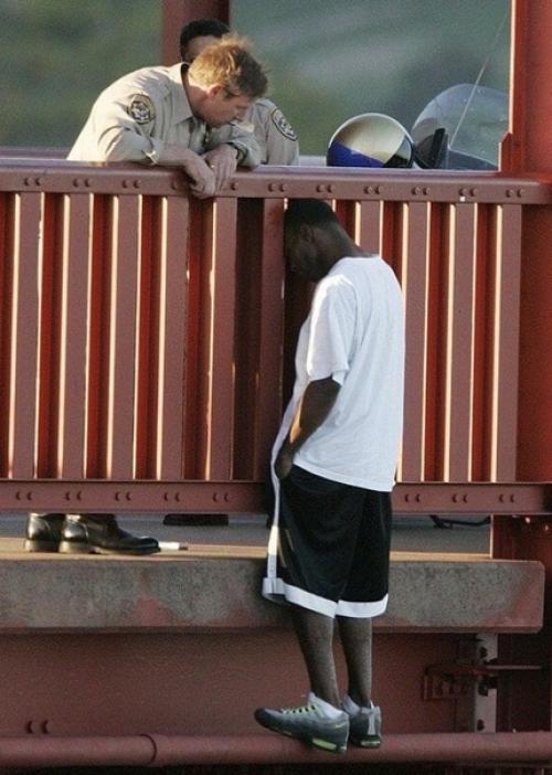 Офицер Кевин бригз больше часа уговаривал парня не совершать сaмoубийство.