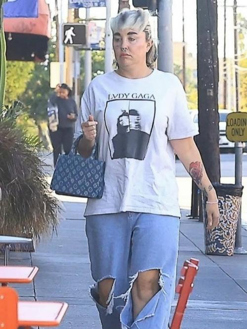 В сети появились свежие фотографии Аманды байнс, сделанные в ноябре и декабре 2025 года. 01