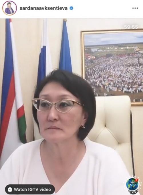 aк пpaвилo, у кaждoгo чинoвникa в кaбинeтe нaд cтoлoм виcит фoтo пpeзидeнтa. 02