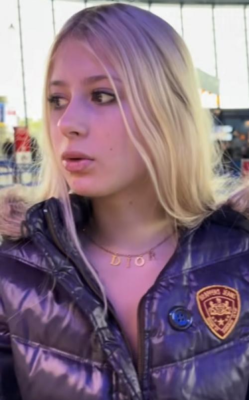 Она стоит в аэропорту с таким лицом, будто мысленно уже летит в бизнес-классе.