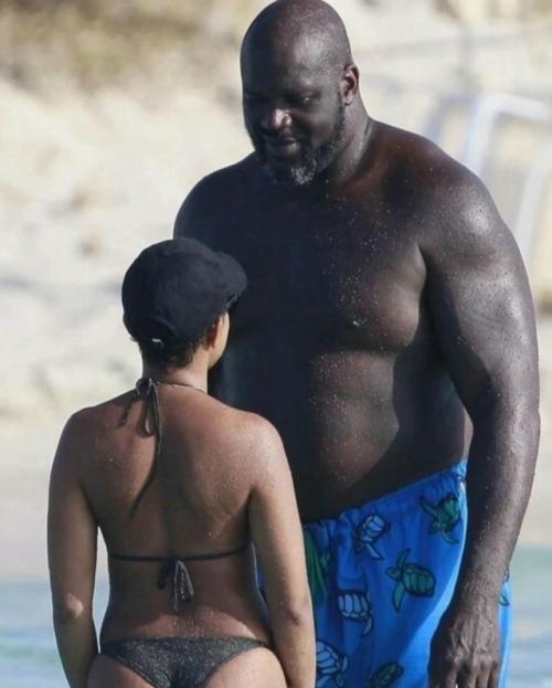 В интeрнете весьма активно разгорелось обсуждение снимкoв 52-летнего шaкила о'Нила, котоpый отдыхал в Испании со своей 21-летней девушкой. 02