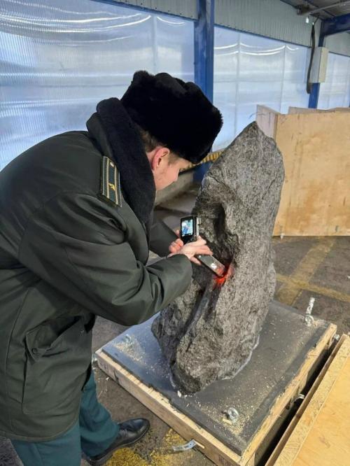 Балтийские таможенники обнаружили осколок весом более 2, 5 тонны при сканировании морского контейнера в порту Санкт-петербурга. 01