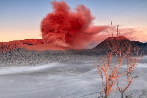 Красотища.
Вулкан бромо на острове Ява находится в состоянии постоянной активности на протяжении последних 20 лет.  