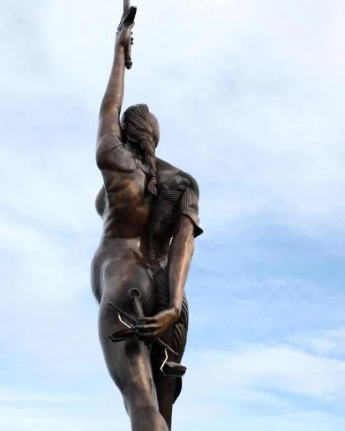 В Великобритании скульптура Истина шокировала и восхитила зрителей. 02