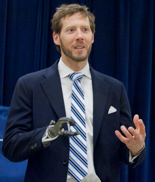 Эта история в основу фильма 127 часов режиссёра дэнни бойла легла. 01