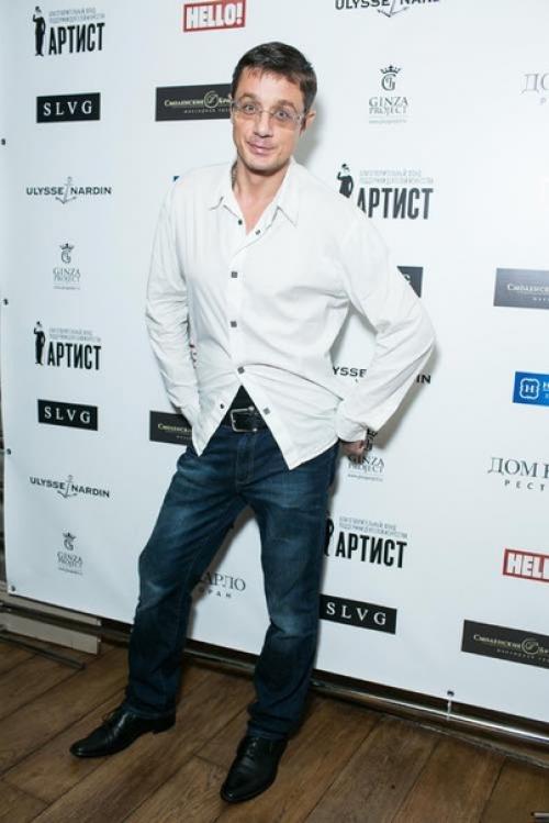 Популярный актер похудел аж на целых 25 килограмм, чем, безусловно, шокировал публику. 01