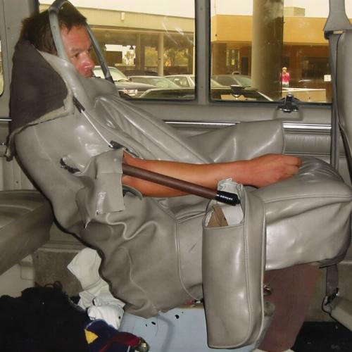 В 2001 году пограничный патруль заметил автомобиль с непривычно массивным пассажирским сиденьем. 02