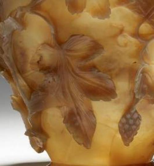 Резная ваза из агата с изображением сатиров. 03