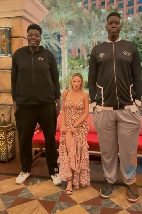 Наталья приехала в забугор и решила сфоткаться с местными. 01