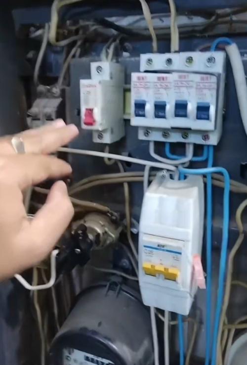 Мужик показал годный лайфхак для тех, кому мешают шумные соседи. 01