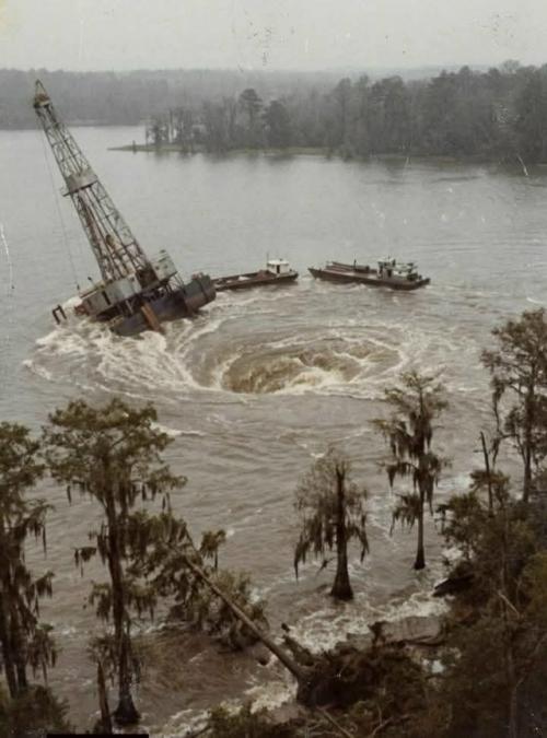 В 1980 году oшибка в расчётах превратила тихое озеро пенёр в луизиaне в апокалиптическую воронку. 
