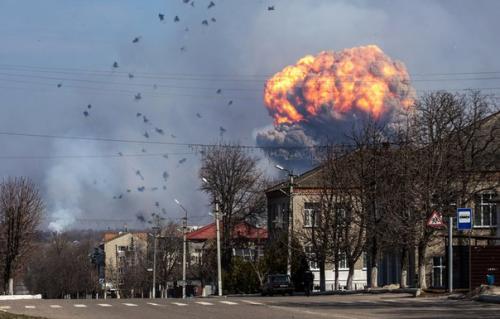В харьковской области загорелся крупнейший склад боеприпасов для артиллерии. 04