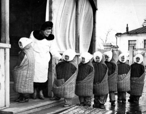 В советских детских садах малышей укладывали спать на улице, даже в сильный мороз. 02