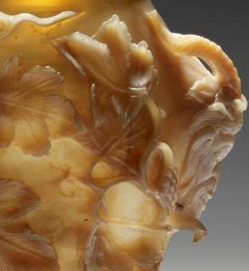 Резная ваза из агата с изображением сатиров. 04