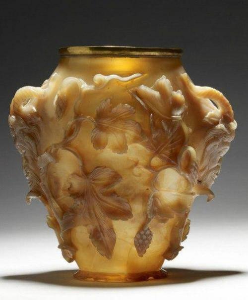 Резная ваза из агата с изображением сатиров. 01