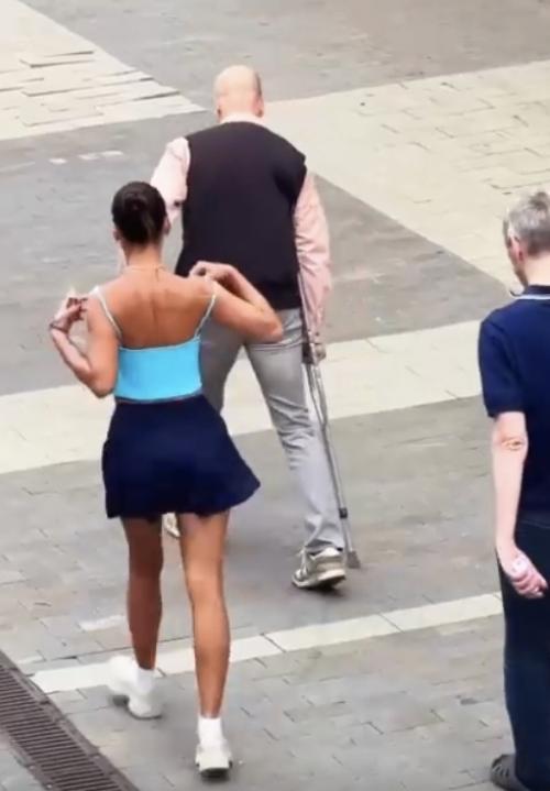 Уличный абсурд потолок пробил! 

