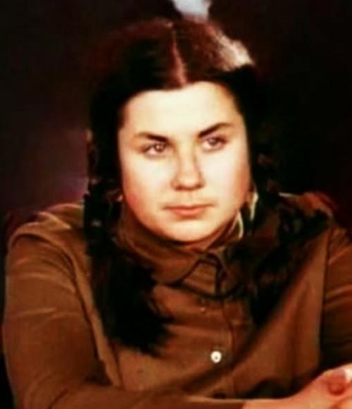 Когда она вышла на сцену, народ обомлел: толстенькая, несимпатичная, с усами над верхней губой.  