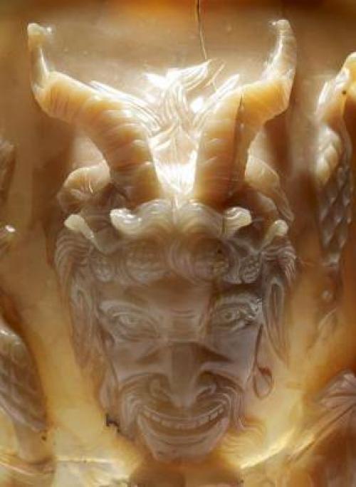 Резная ваза из агата с изображением сатиров. 02