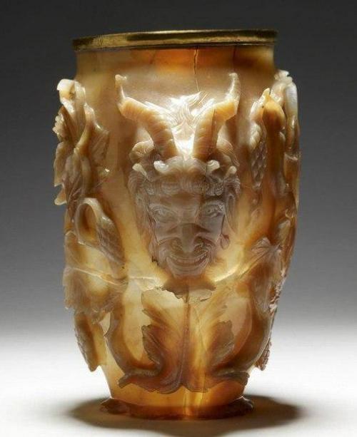Резная ваза из агата с изображением сатиров.  