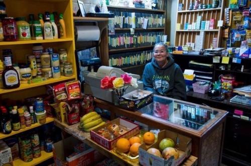 На Аляске есть город с населением 200 человек, в е живут в одном доме. 01