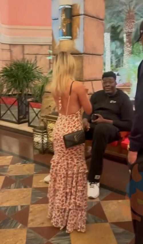 Наталья приехала в забугор и решила сфоткаться с местными.  