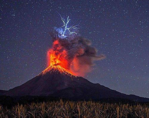 Алмазы.  Они образуются в земной коре на глубине более 200 км.