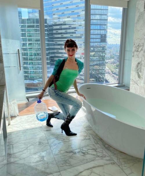 Вы не поверите, но это один человек. 01