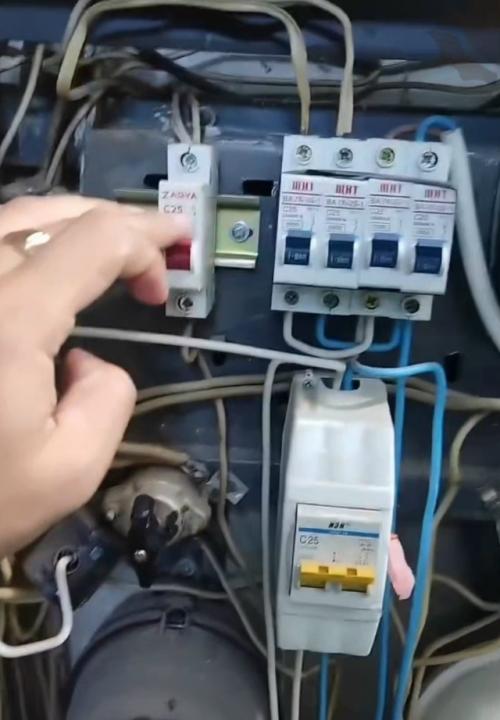 Мужик показал годный лайфхак для тех, кому мешают шумные соседи. 

