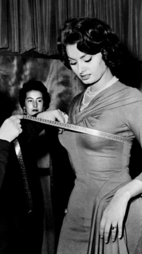 В годах так 80-х в советских столовых, можно было увидеть такой лозунг: Ешь Картошку, лук и Хрен, Будешь как Софи Лорен. 01