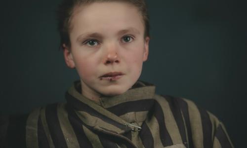 В декабре 1942 года девочку вместе с матерью доставили в концлагерь, где обе скончались весной 1943 года. 02