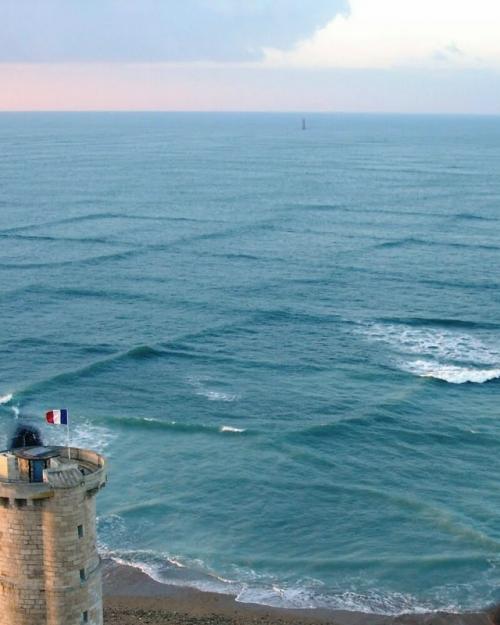 Прямоугольные волны возникают, когда волны приходят сразу с двух перпендикулярных направлений.  