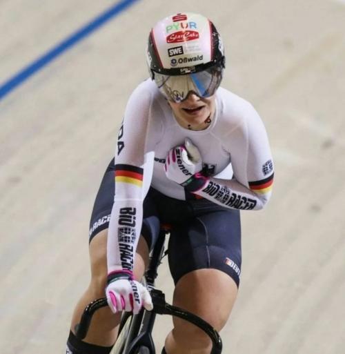 Полин грабош, немецкая велогонщица, стала знаменита благодаря своей необычной фигуре. 02