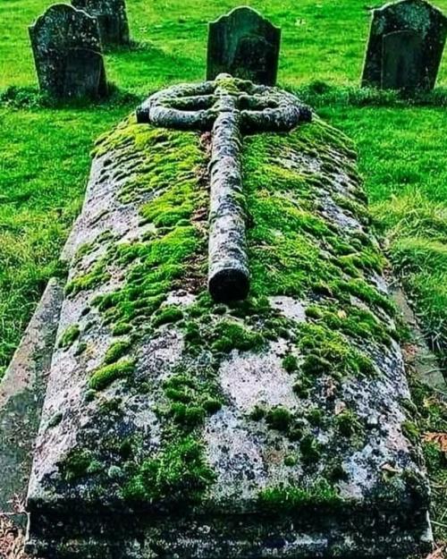 Могила Робин гуда, умер: 8 ноября 1247.

