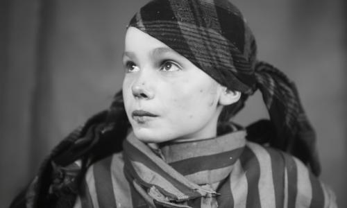 В декабре 1942 года девочку вместе с матерью доставили в концлагерь, где обе скончались весной 1943 года. 01