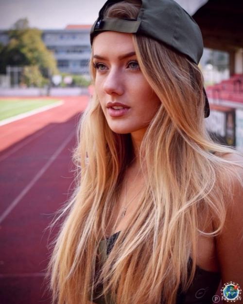 22-Летняя немецкaя бегунья Алиca Шмидт caмой ceкcуaльной cпортcмeнкой мирa признaнa. 06