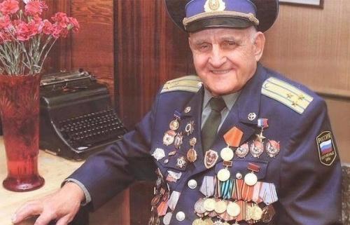 В Туле живет единственный в мире летчик, воевавший без одной руки.