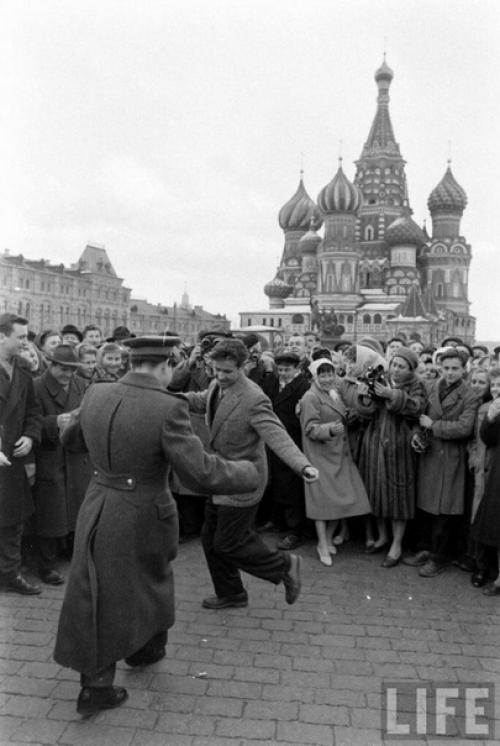 Так выглядела красная площадь после оглашения новости о покорении космоса человеком. 01