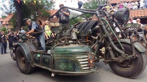 Самый большой мотоцикл в мире с двигателем от танка Т - 55.