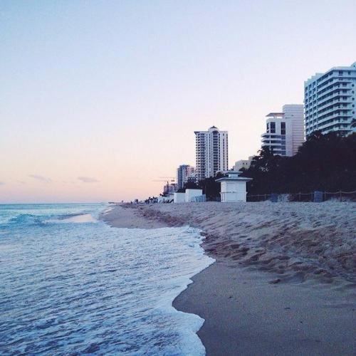 Внимание!  Только в том случае, если и есть на свете такая штука, как абсолютное счастье, то это ощущение, что ты - в правильном месте. 03